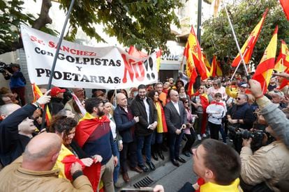 Seguidores de Vox sostienen un cartel que acusa a Pedro Sánchez de ser el líder de un golpe de Estado durante una manifestación el domingo frente a la sede del PSOE en Zaragoza.