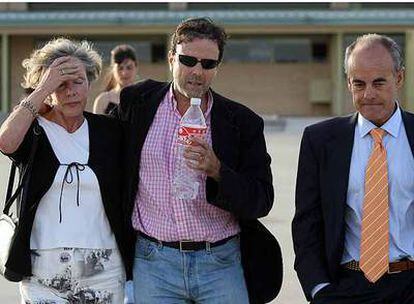 Eufemiano Fuentes, en el centro, con su madre y su abogado a la salida de la prisión de Soto del Real en mayo de 2006.