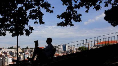 Un hombre lee en el jard&iacute;n el Torel de Lisboa.