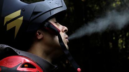 Un joven expulsa el vapor de un cigarrillo electrónico  en Ciudad de México.