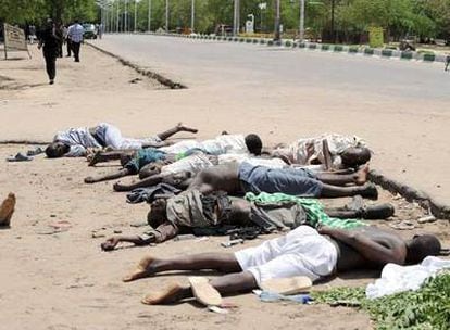 Cadáveres de presuntos radicales islamistas muertos en un enfrentamiento con soldados ayer en Maiduguri.