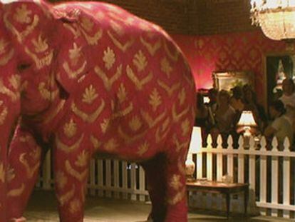 'Elefante en una habitación'. Espacio creado por Banksy en una exposición en Los Ángeles