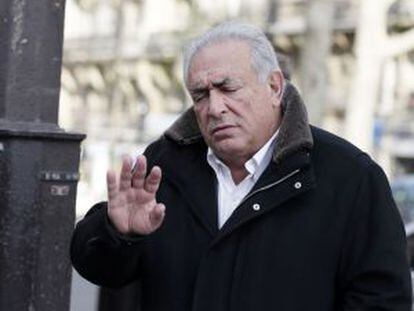 Strauss-Kahn gesticula ante las cámaras a la salida de un restaurante de París, en diciembre de 2011.