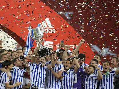 03 04 2021. Los jugadores de la Real Sociedad f lebantan la copa del Rey conseguida frente al Atlhétic de Bilbao en en el estadio de La Cartuja de Sevilla. Alejandro Ruesga.