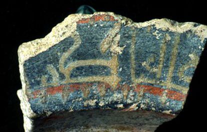 Pieza de esteatita con escritura árabe hallada en Calatalifa.