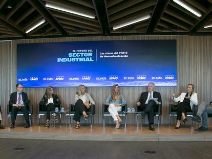 De izquierda a derecha: Daniel Cordero (EL PAÍS), Fernando Cohnen (Solvay), Elisabet Alier (Alier), Begoña Cristeto (KPMG), Carmen Díaz Canabal (Holcim España), José Antonio Jainaga (Sidenor), Cristina Ballester (Air Liquide) y Antonio Latorre (Porcelanosa).