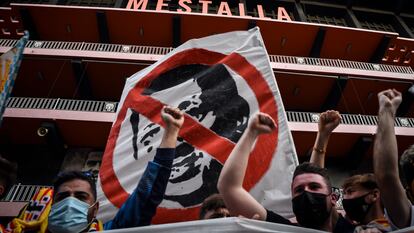 Aficionados del Valencia participan en una concentración contra la gestión de Peter Lim este sábado a las puertas de Mestalla.