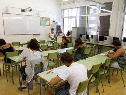 Interior de una de las aulas del IES Jaume Balmes en Barcelona durante un examen de recuperación de septiembre.