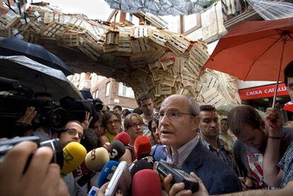 José Montilla, rodeado de periodistas durante una visita que hizo ayer a las fiestas del barcelonés barrio de Gràcia.