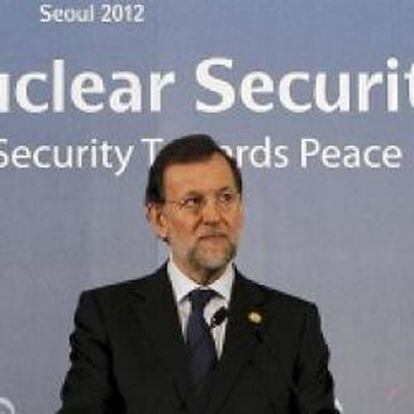 El presidente del Gobierno español, Mariano Rajoy, durante la rueda de prensa que ofreció hoy, 27 de marzo, en Seúl, donde participa en la II Cumbre de Seguridad Nuclear.