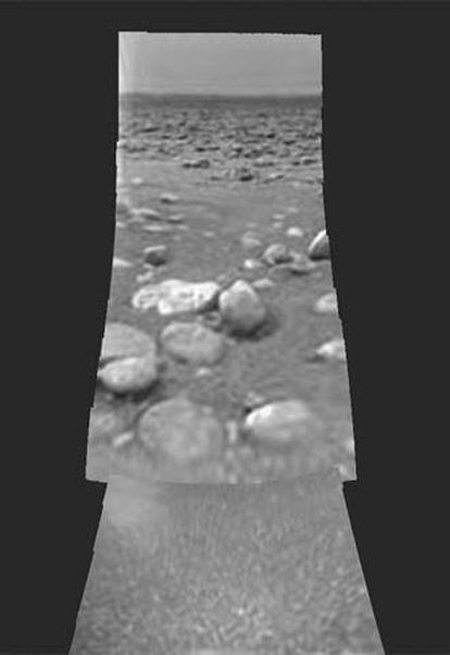 Imagen de la superficie de Titán enviada por <i>Huygens</i> tras el aterrizaje.