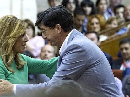 Susana Díaz se abraza al líder de Ciudadanos en Andalucía.