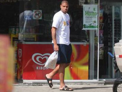 El futbolista Adriano camina por una calle de Río de Janeiro en 2009.