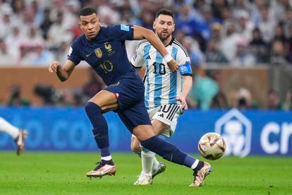 Kylian Mbappé y Lionel Messi pugnan por un balón en los minutos iniciales de la final. 