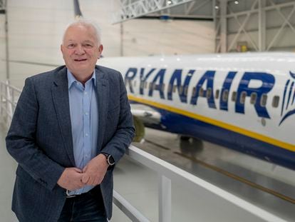 El consejero delegado de Ryanair, Eddie Wilson, este jueves en el hangar de la compañía en Sevilla.