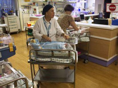 Dos enfermeras cuidan de los beb&eacute;s reci&eacute;n nacidos en el Hadassah Ein Kerem Medical Center de Jerusal&eacute;n, el pasado 10 de septiembre.