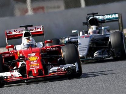 Los pilotos de F&oacute;rmula Uno Sebastian Vettel y Lewis Hamilton, durante unas pruebas en el circuito de Montmel&oacute;.
