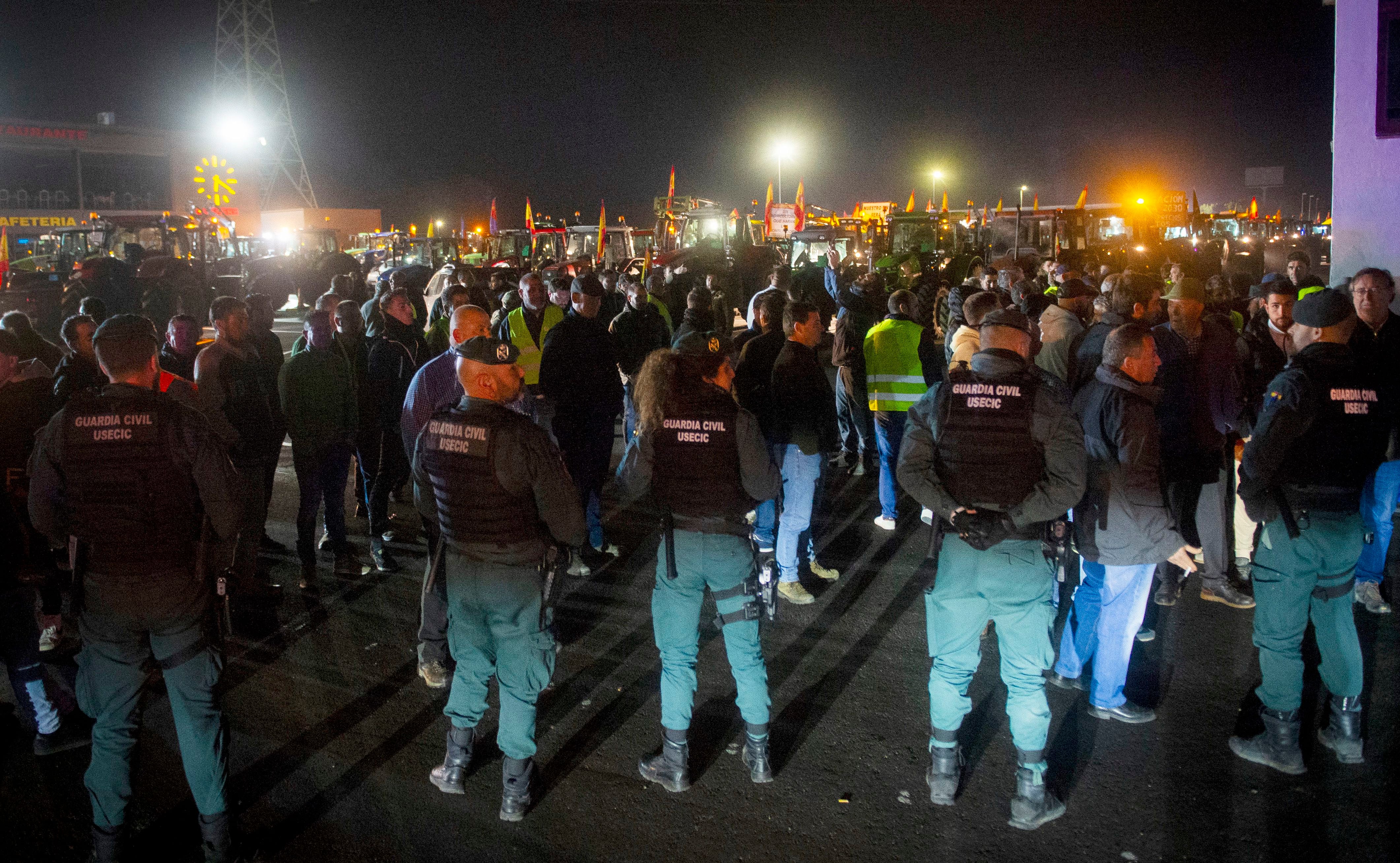 Agentes de la Guardia Civil vigilan la concentración de tractores en la localidad de Torrejón de la Calzada (Madrid), este miércoles. 