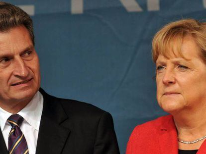 El comisario Oettinger junto a la canciller alemana Angela Merkel.
