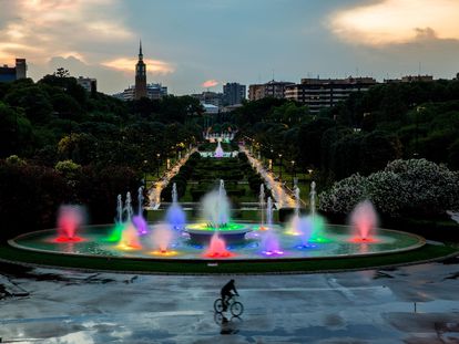 Las fuentes del Parque José Antonio Labordeta de Zaragoza se iluminan desde este viernes, junto a otras de la ciudad, con los colores del arcoiris con motivo del 28J, Día del Orgullo LGTBQ+.