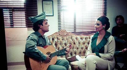 Escena de 'Hasta que te conocí', la serie que relata la vida del cantante mexicano Juan Gabriel.