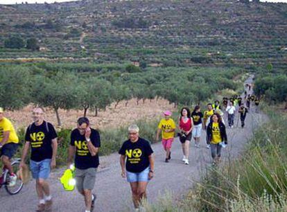 Miembros de la plataforma contraria a un almacén nuclear en Zarra, esta mañana, tras iniciar la marcha hacia Valencia.
