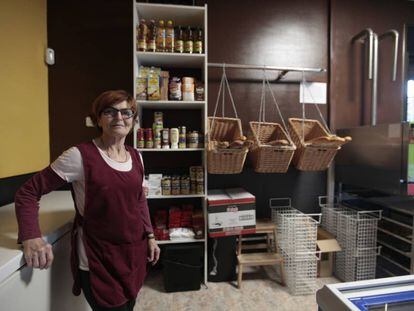 Ana Maria Molina al seu bar, restaurant, botiga Sant Miquel, a Vespella de Gaià, Tarragona.
