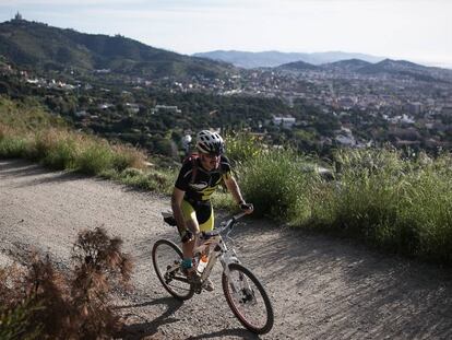 Un ciclista a la carretera de les Aigües, al maig.