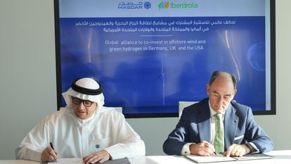 El director ejecutivo de Masdar, Al Ramahi, y el presidente de Iberdrola, Ignacio Sánchez Galán, durante la firma del acuerdo.