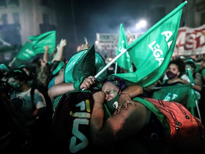 Mujeres argentinas celebran la aprobación del aborto este miércoles ante el Congreso, en Buenos Aires.