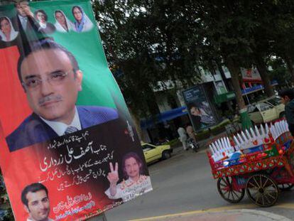 Un cartel del presidente Asif Ali Zardari en Islamabad.