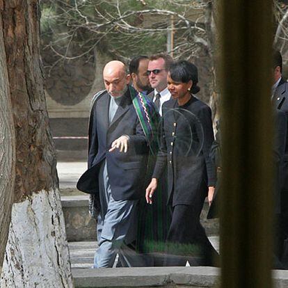 Hamid Karzai y Condoleezza Rice, ayer en Kabul.