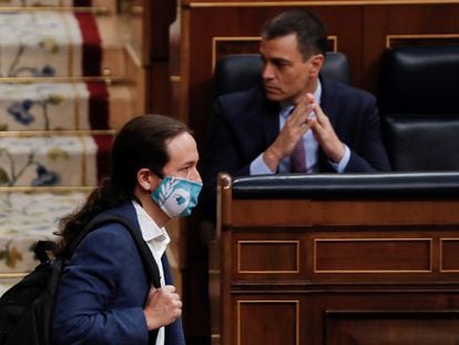 Pablo Iglesias, pasa ante el presidente del Gobierno, Pedro Sánchez, en junio en el Congreso.