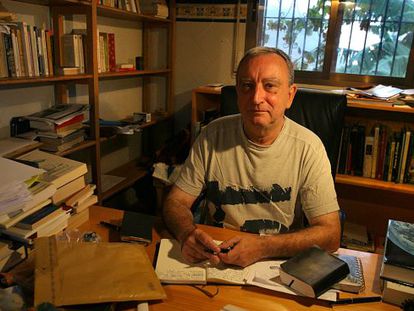 El escritor Rafael Chirbes en su estudio de Beniarbeig (Alicante).