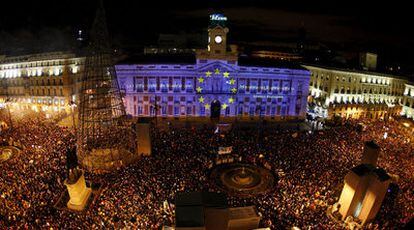 La Casa de Correos de la madrileña Puerta del Sol, teñida de azul instantes después de que el reloj marcara las tradicionales doce campanadas del inicio del Año Nuevo.