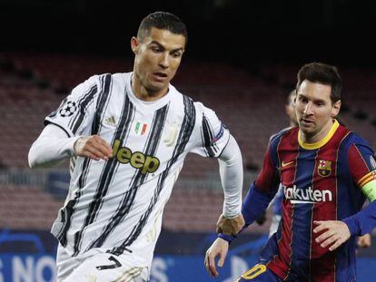 El jugador de la Juventus, Cristiano Ronaldo, perseguido por el capital del Barcelona, Leo Messi.