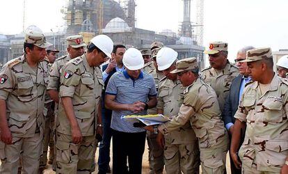 El presidente egipcio Al Sisi, visitando las obras de la nueva capital.