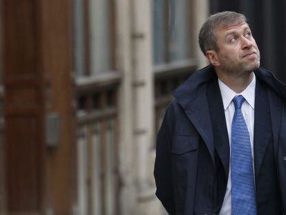 Roman Abramovich por una calle de Londres.