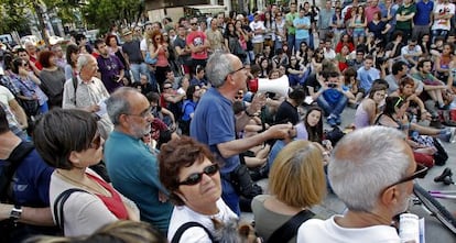 Participantes de la asamblea que tuvo lugar ayer en la plaza del Ayuntamiento de Valencia.