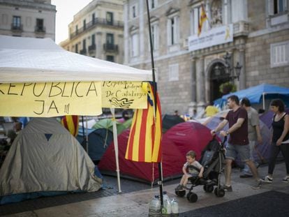 Acampada independentista en la plaza Sant Jaume (Barcelona), este lunes.