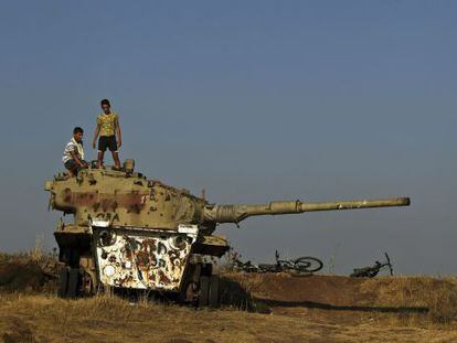 Unos niños drusos subidos en un tanque en la región de Bukata, en los Altos del Golán.
