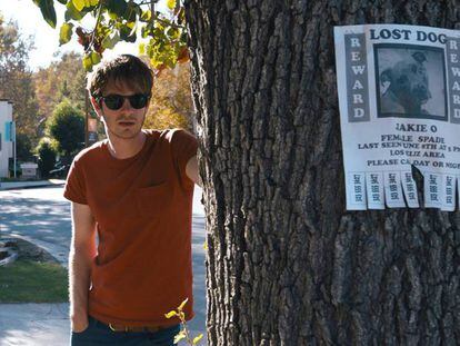 Andrew Garfield en un fotograma de 'Lo que esconde Silver Lake'. En vídeo, el tráiler de la película.