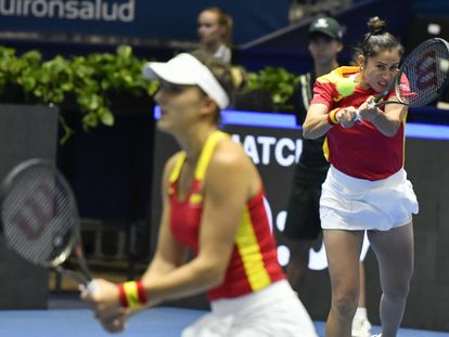 Sara Sorribes y Rebeka Masarova, durante el partido de dobles que disputaron el miércoles contra Canadá.