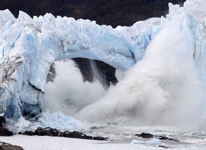 El glaciar Perito Moreno, que tiene unos 200 kilómetros cuadrados de extensión, está situado en la cordillera de Los Andes, límite natural entre Argentina y Chile. Es uno de los pocos del mundo que se mantiene estable, sin retroceder como consecuencia del calentamiento global.