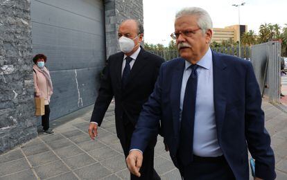 En la imagen, el ex presidente de la Diputacion de Alicante José Joaquín Ripoll (izquierda) a su llegada a los juzgados de Elche.
