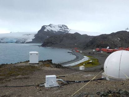Cúpula y diferentes casetas del observatorio geomagnético, en isla Livingston (Antártida).