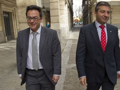 Los fiscales anticorrupción, Juan Enrique Egocheaga (d) y Manuel Fernández (i) en los juzgados de Sevilla.