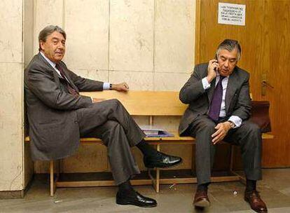 Alberto Cortina (Izquierda) y Alberto Alcocer en el juzgado número 11 de Madrid, en mayo de 2005.