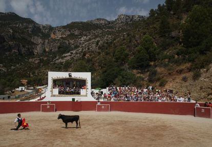 Turistas rusos en la plaza de Alfara de Carles.