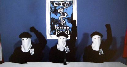 La organizaci&oacute;n terrorista vasca anuncia el fin de la violencia en octubre de 2011.